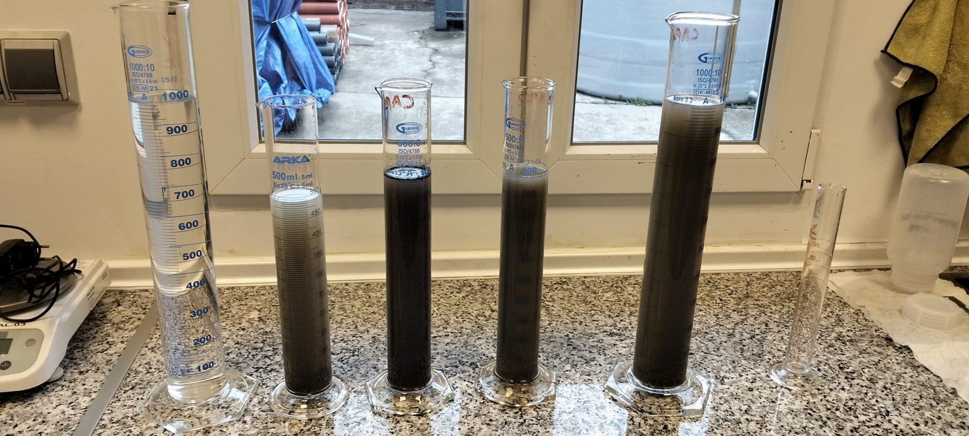 Probetas con muestras de agua de distinta turbidez preparadas para su análisis