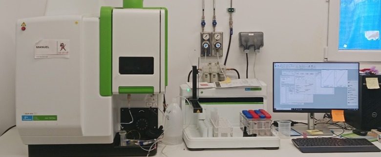 Equipo de espectrofotometría de emisión óptica en el laboratorio de Geomytsa